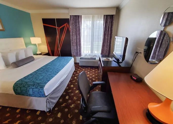 Howard Johnson By Wyndham Pasadena
