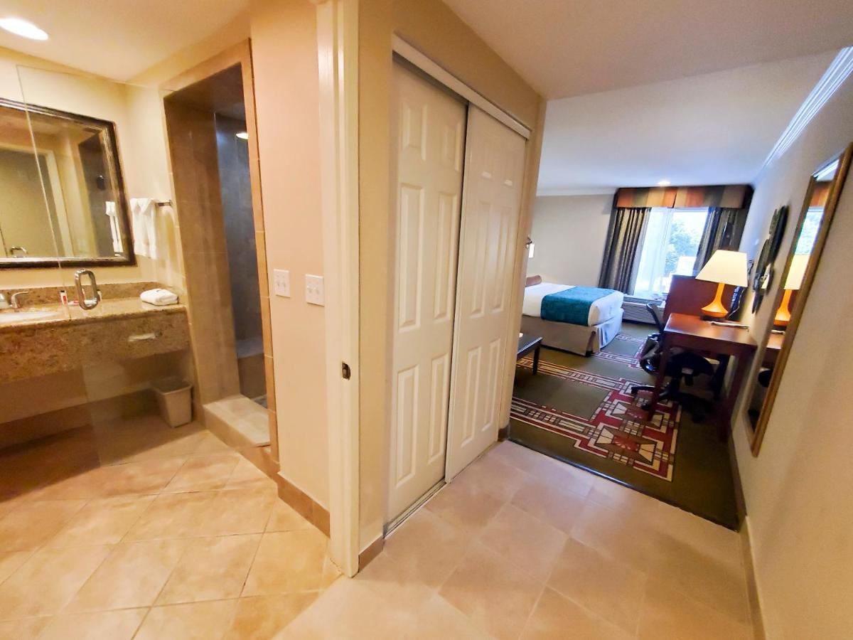 Howard Johnson By Wyndham Pasadena